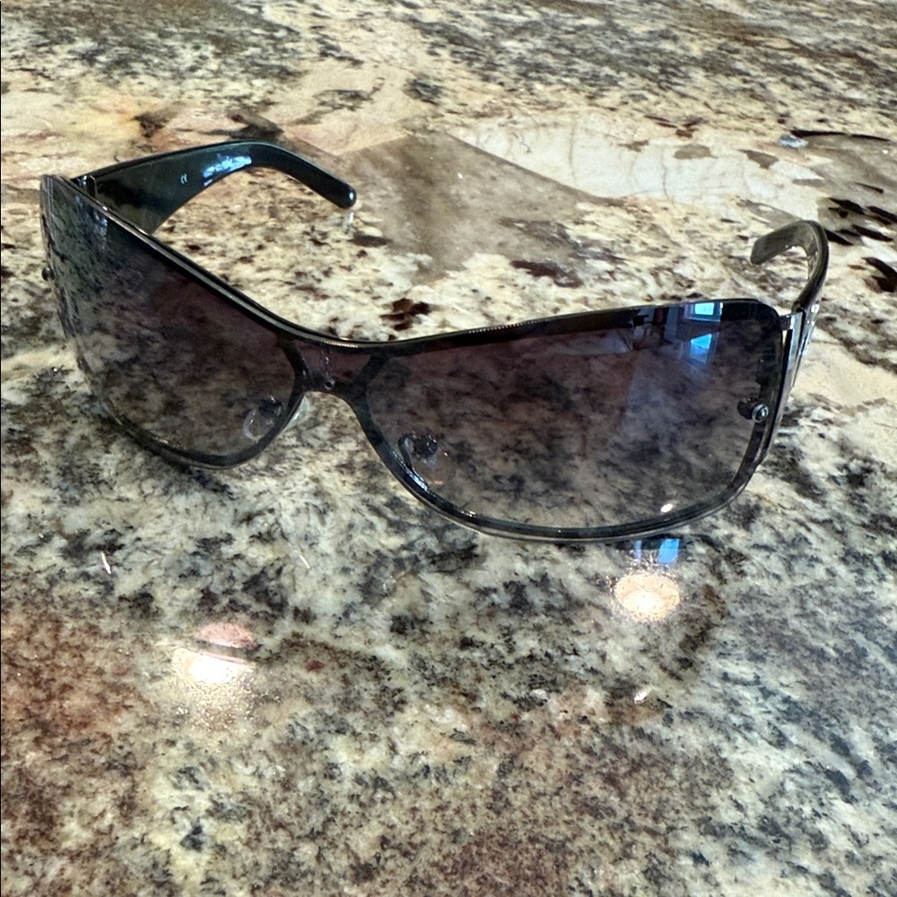 Chic Black Sunglasses with Case - Picture 2 of 3